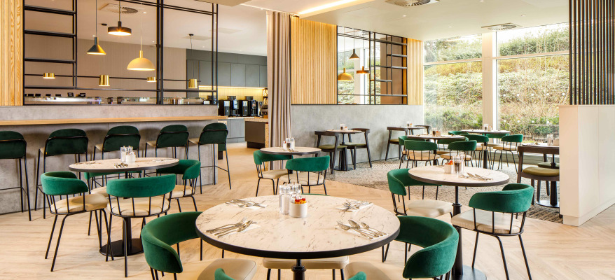 Holiday Inn Manchester Airport HI MAN Open Lobby Restaurant