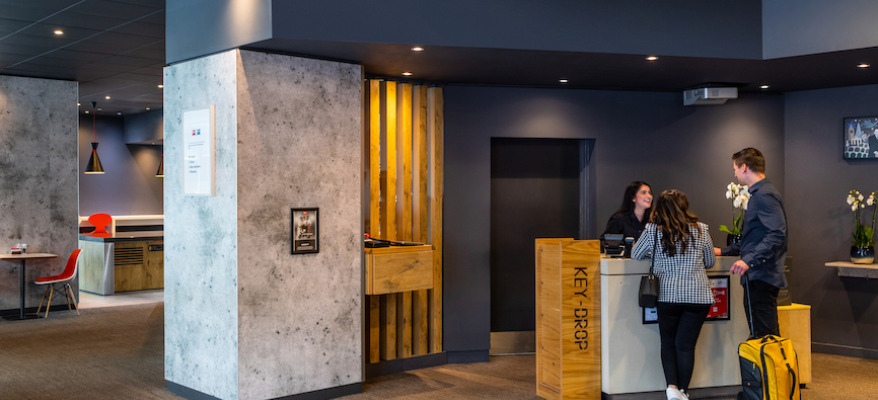 IBIS Budget NEC Birmingham Airport LOBBY RECEPTION 247
