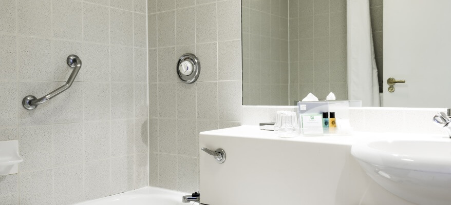 Holiday Inn London Heathrow - Ariel Bathroom