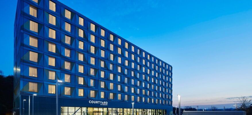 Courtyard Luton Airport LTNH29 Exterior Dusk