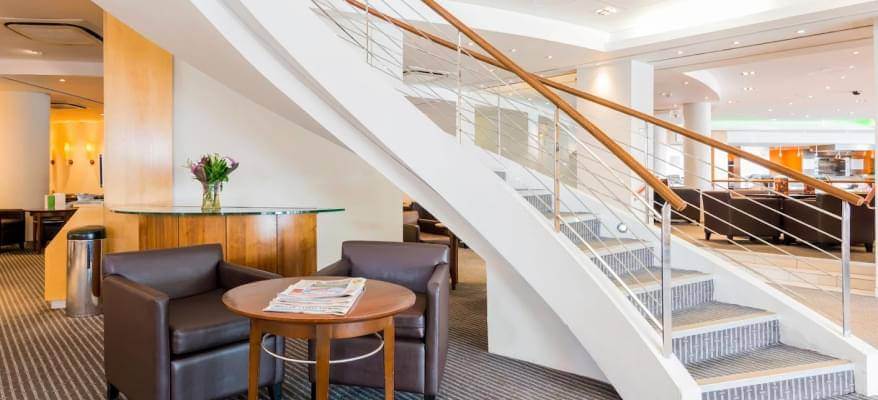 Holiday Inn London Heathrow - Ariel Ariel LHR Lobby