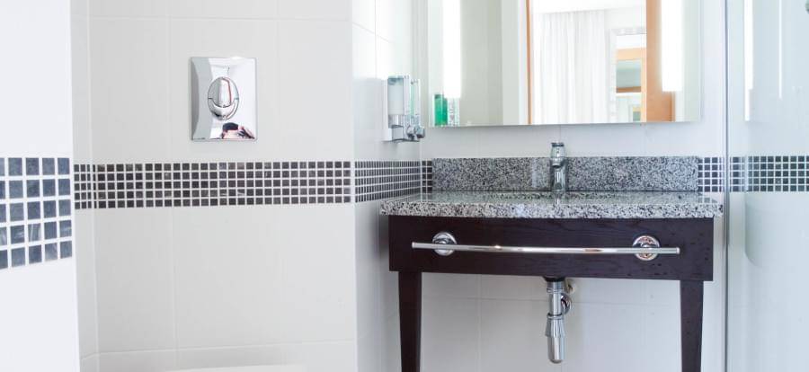 Hampton By Hilton Gatwick Airport DBL Bathroom