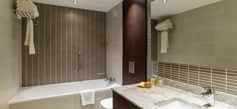 Hilton London Gatwick Airport Deluxe Family Bathroom 11