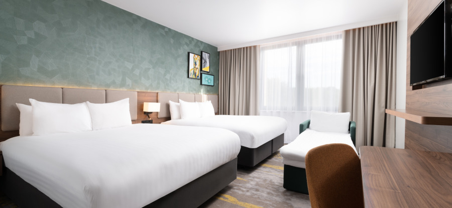 Holiday Inn Gatwick - Worth FAmily Room With Bed